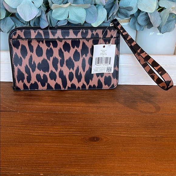 NWT Kate Spade New York Women’s Lucy Spotted Animal Print Medium L Zip Wristlet - Picture 4 of 9